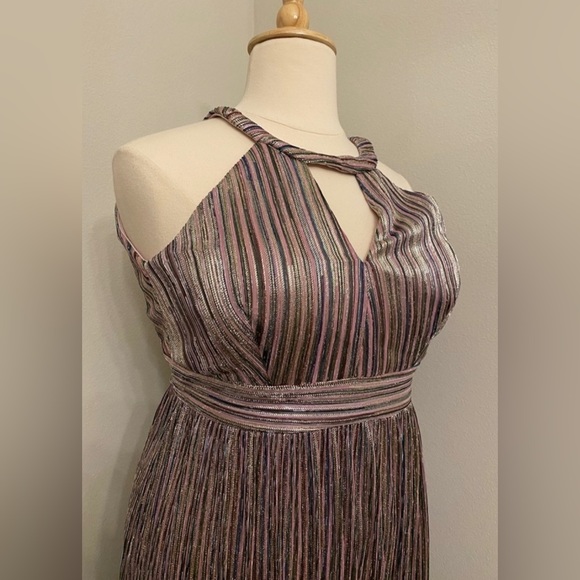 Plus Dress - Picture 3 of 8